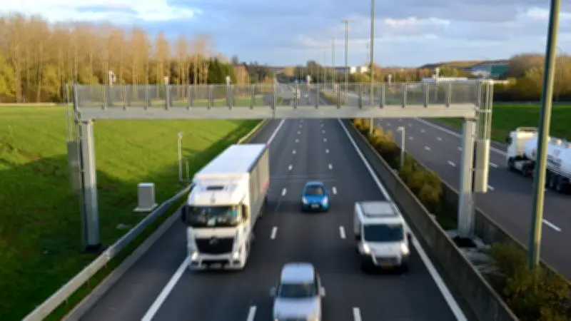 Un conducteur braque un poids lourd avec une arme sur l'autoroute en Catalogne