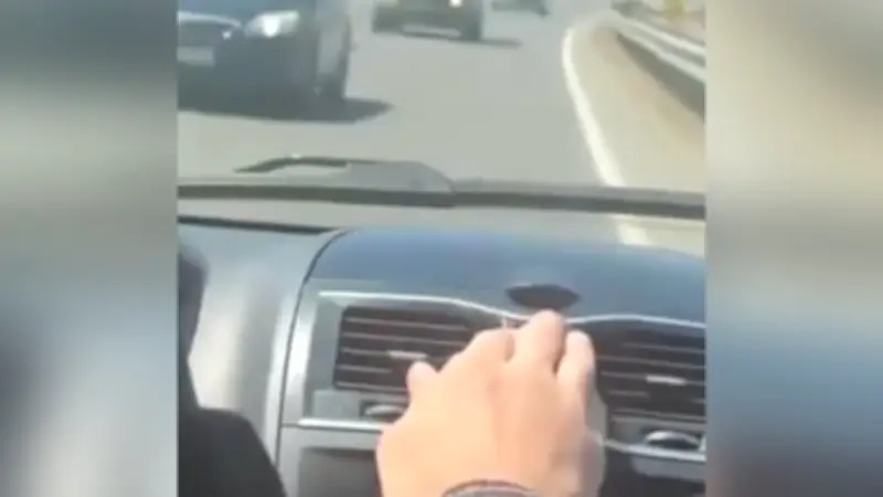 Un conducteur filmé roulant à contresens pour éviter un embouteillage, une infraction grave