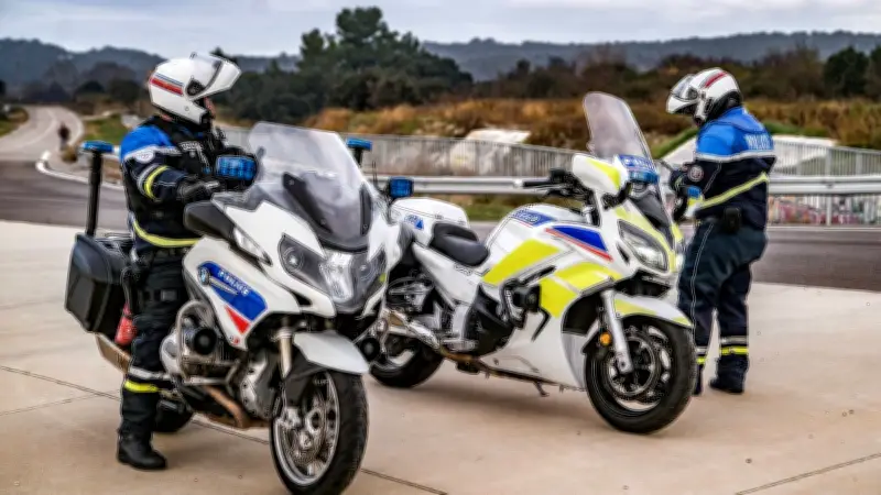 Un conducteur prend la fuite sur l'autoroute et blesse un motard de la police