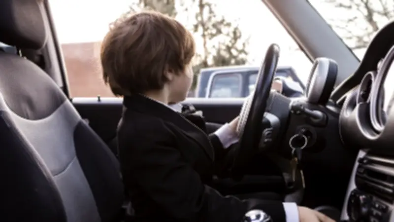 Un drame familial dans l'Orne : un garçon de 4 ans actionne une voiture et tue sa sœur de 6 ans