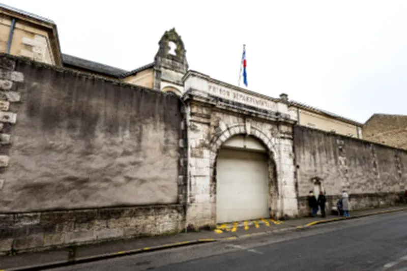 Un détenu en permission insulte des agents pénitentiaires à la sortie du palais de justice