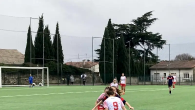 Un entraîneur poursuivi pour agression sexuelle retrouve un poste à Nîmes, créant la polémique