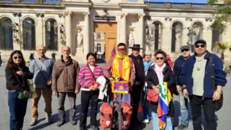 Un exilé tibétain parcourt la France à vélo pour alerter sur l'occupation chinoise
