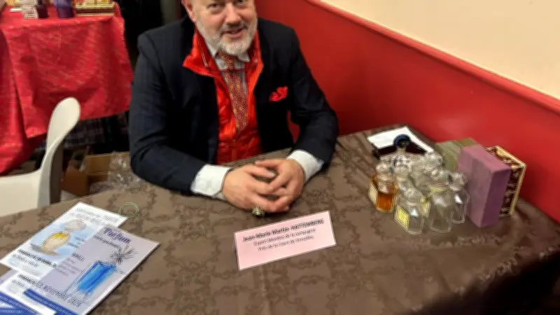 Un expert du parfum révèle l'histoire secrète des flacons au salon de Garons