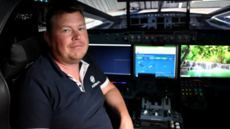 Un Gardois recrée un cockpit d'Airbus A320 chez lui pour des vols simulés