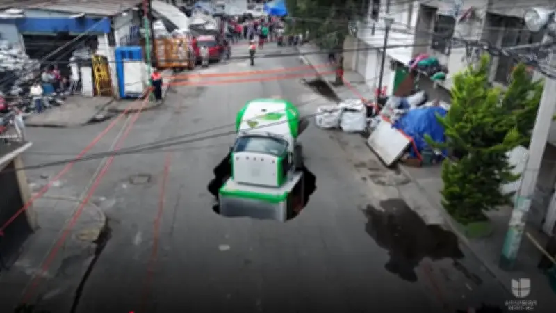Un gouffre de 8 mètres engloutit un camion de livraison à Mexico