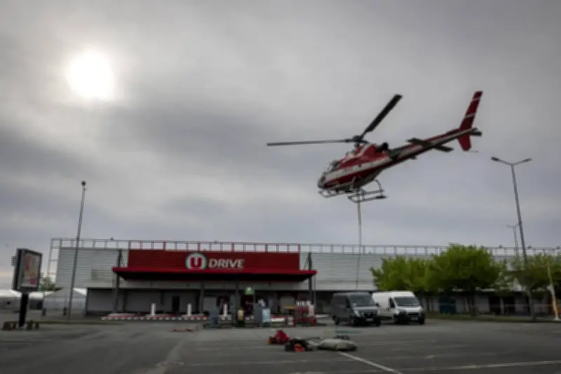 Un hélicoptère déploie cinq modules de chauffage sur le toit d'Hyper U à Saintes