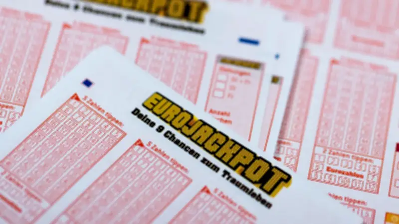 Un homme gagne 700 000 € à l'Eurojackpot puis décède, sa veuve hérite du jackpot