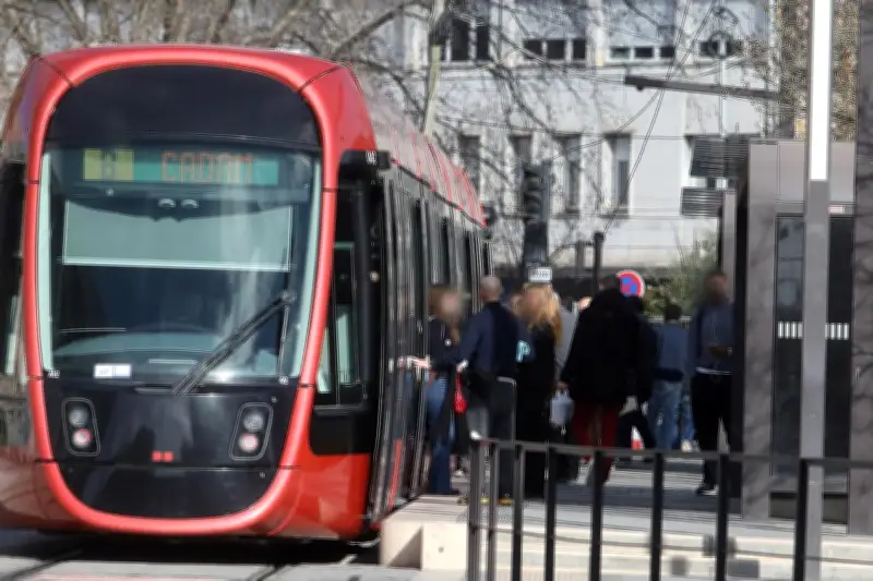 Un homme ivre lance une bouteille sur un tram à Nice, un enfant légèrement blessé
