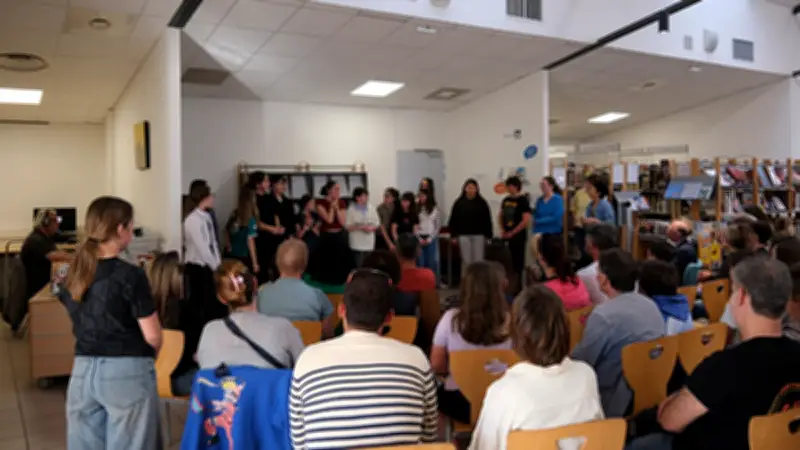 Un Noël en avril : les collégiens de Marseillan brillent en improvisation théâtrale