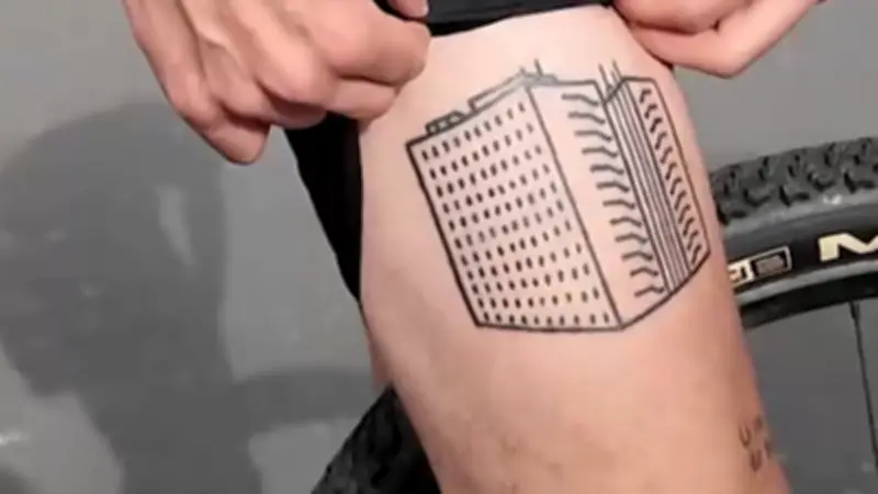 Un Normand se fait tatouer le CHU de Caen sur la cuisse avant sa destruction