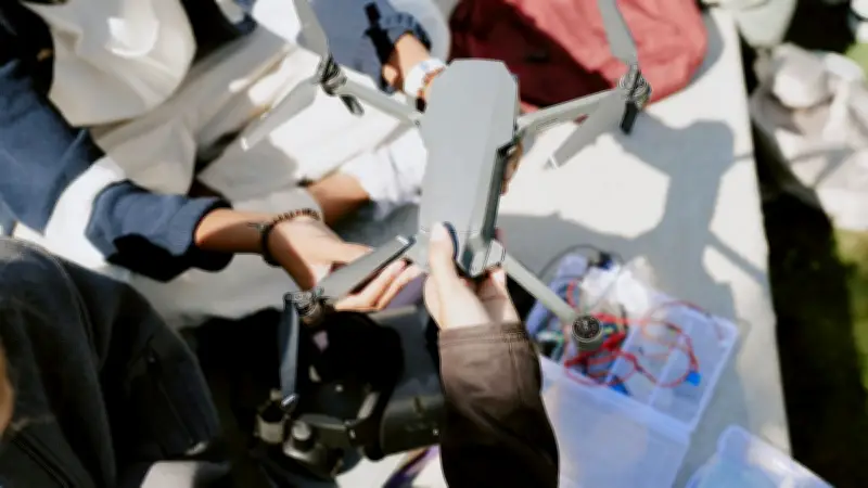 Un pêcheur sauve une adolescente de la noyade avec son drone