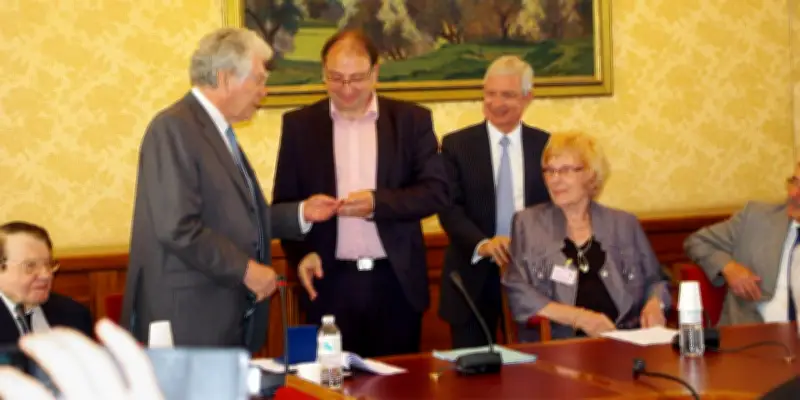 Un professeur crée un faux prix international pour sa carrière académique