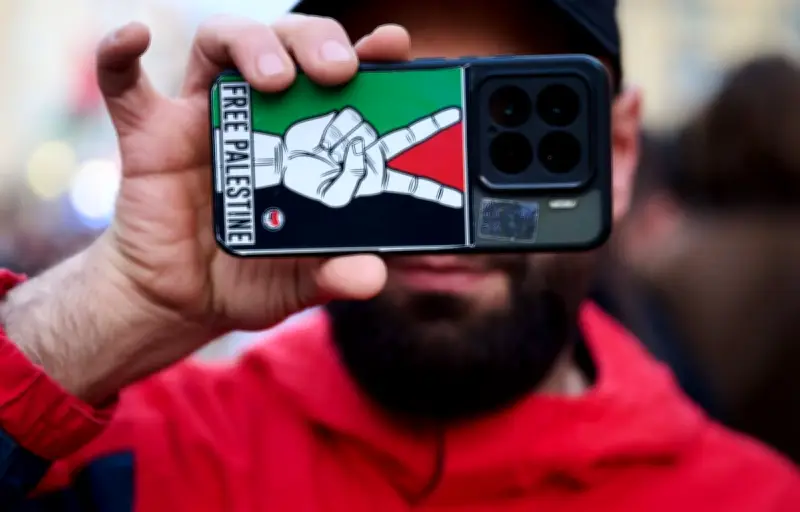 Un restaurateur parisien contraint de quitter son local pour un autocollant "Free Palestine"