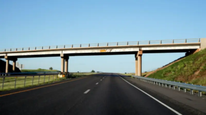 Un sexagénaire saute d'un pont autoroutier pour échapper à ses ravisseurs sur l'A13