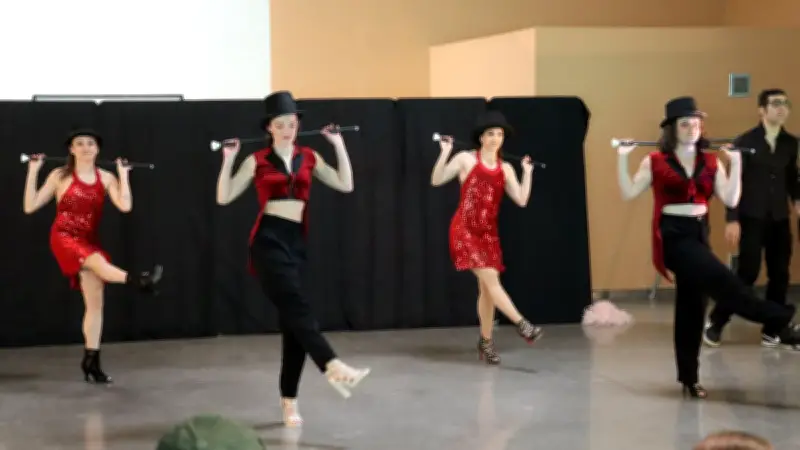 Un siècle de paillettes : Art’Phoenix enchante Rivière-sur-Tarn avec un spectacle musical et aérien