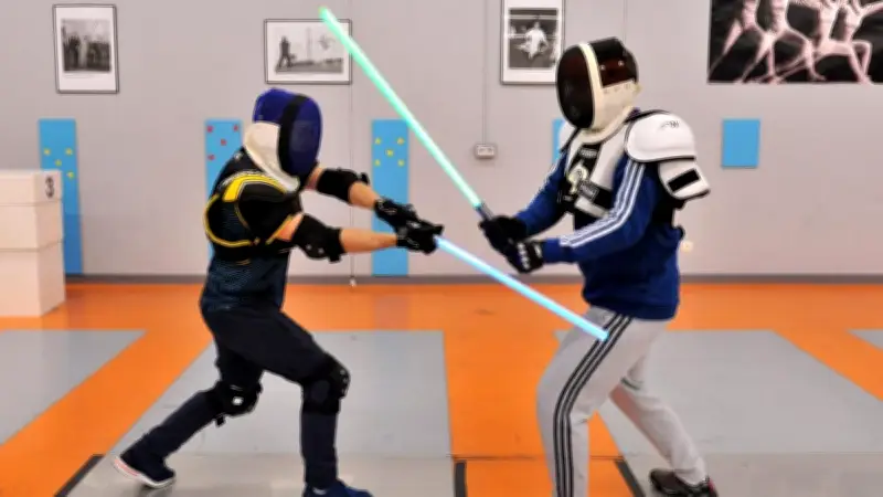 Un stage de sabre laser à Castries : une initiation unique mêlant arts martiaux et univers Star Wars