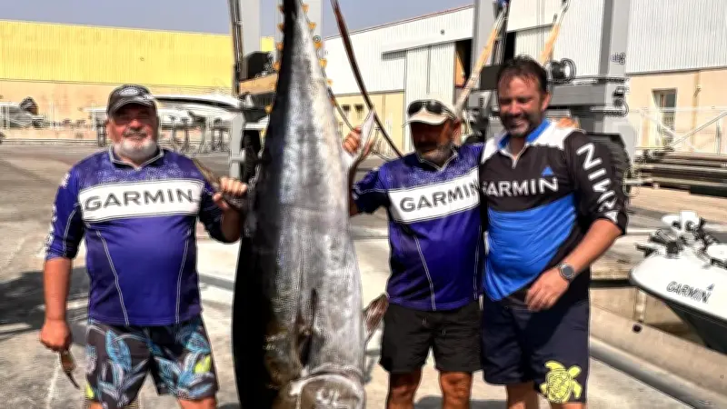 Un thon géant de 2,22 m et 135 kg pêché à Frontignan