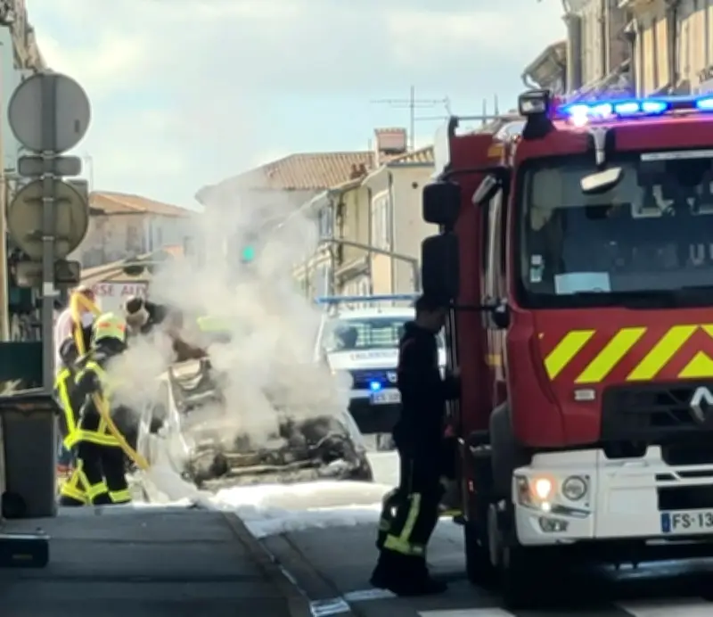 Un véhicule prend feu sur le pont en pierre de Marans, le conducteur indemne