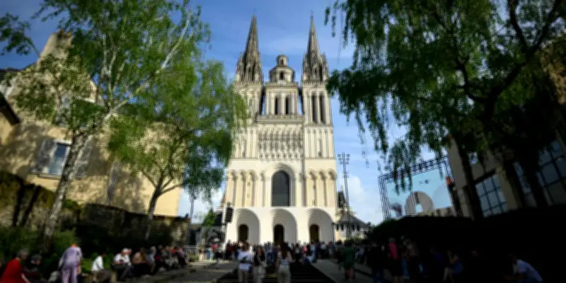 Une arche contemporaine de Kengo Kuma greffée à la cathédrale d'Angers