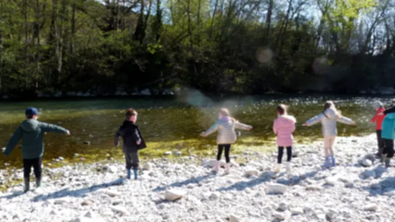 Une classe découverte au bord du Gardon : des CE1 explorent le cycle de l'eau et la biodiversité
