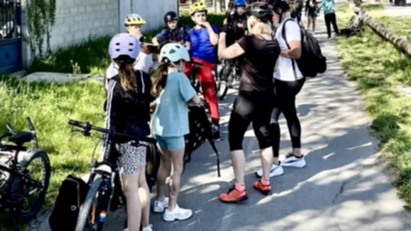 Une classe de CM2 découvre les capitelles de Saint-Roch à vélo lors d'une sortie pédagogique
