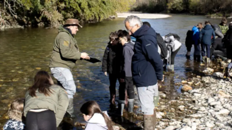 Une classe de CM2 découvre l'orpaillage en Cèze avec l'association Gold Rangers