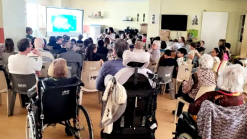 Une conférence intergénérationnelle sur l'environnement réunit jeunes et aînés à Rousson