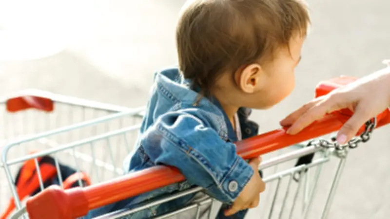 Une femme abattue par la police après avoir poignardé un enfant de 3 ans devant un supermarché