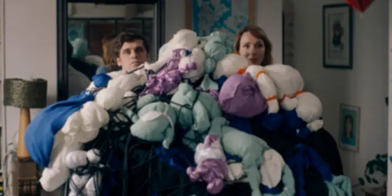 Une Fille en Or : Une Romance Improbable entre Deux Êtres Antagonistes