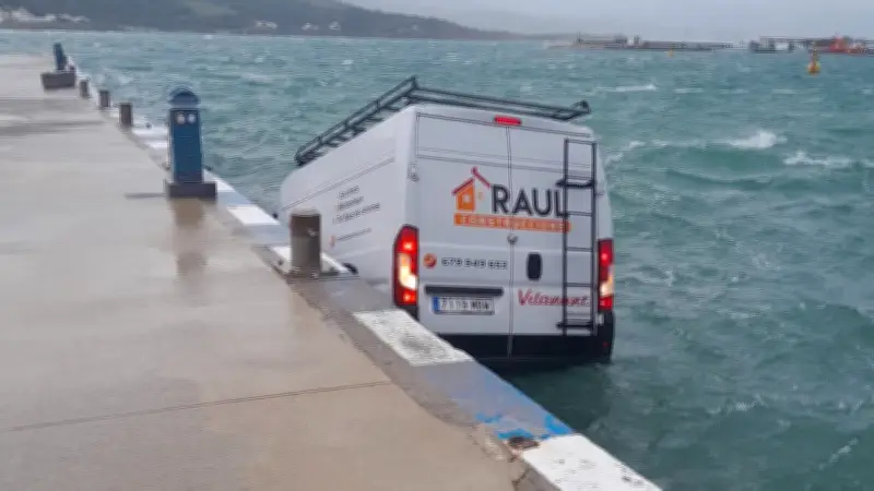 Une fourgonnette projetée dans la Méditerranée par des vents violents en Catalogne