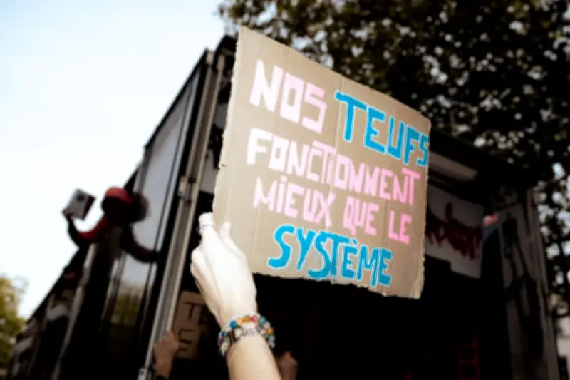 Une loi peut-elle arrêter un peuple qui danse ? La répression des free parties en débat