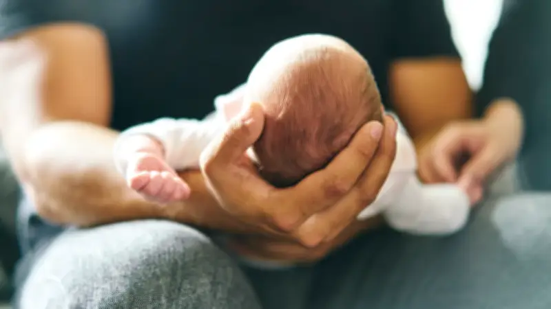 Une mère britannique face à un dilemme génétique : impossible d'identifier le père parmi des jumeaux