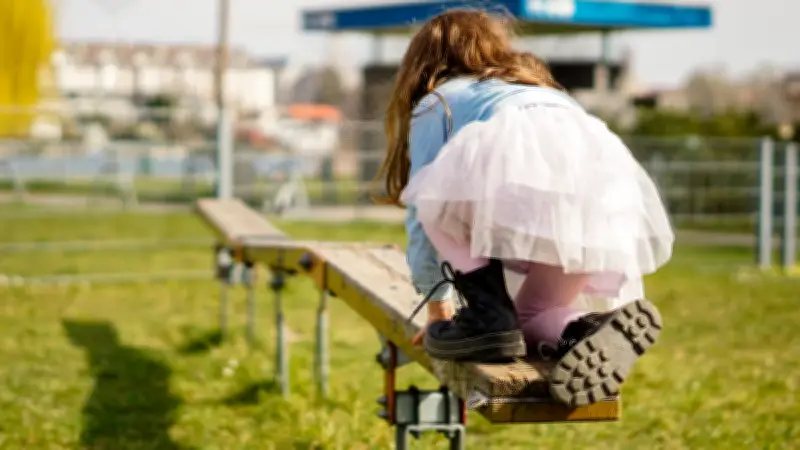 Une mère de 21 ans abandonne sa fille de 4 ans et s'enfuit au Mexique