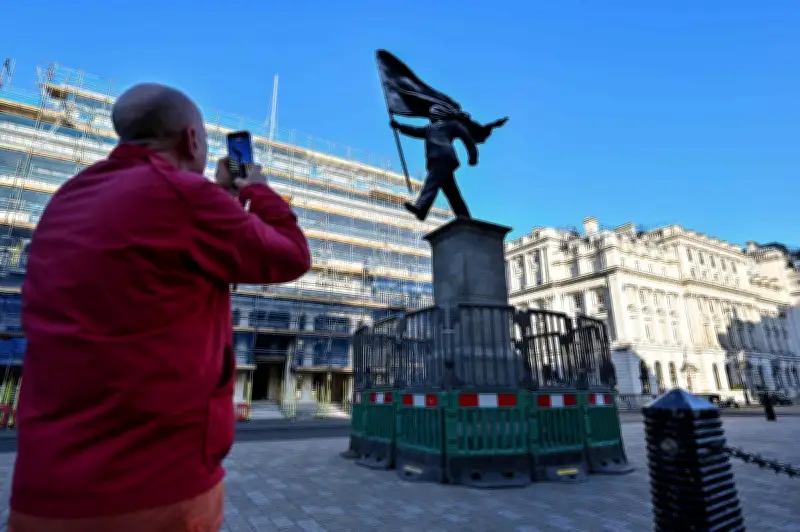 Une mystérieuse statue signée Banksy apparaît à Londres