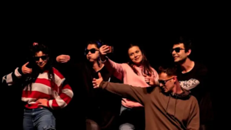 Une pièce de théâtre questionne le selfie à Auschwitz et notre rapport aux réseaux sociaux