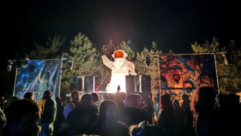 Une rave party illégale s'installe sur le plateau du Larzac pour le week-end