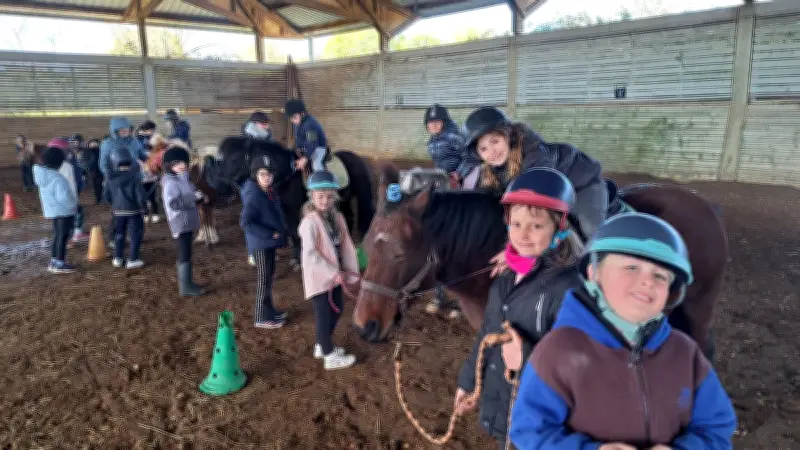 Une semaine inoubliable au contact des poneys pour les élèves de CE1 à Méjannes-le-Clap