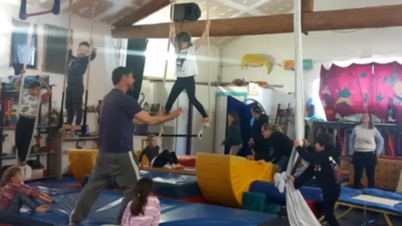 Une semaine magique de cirque pour les élèves de CP et CE1 à Boisset-et-Gaujac