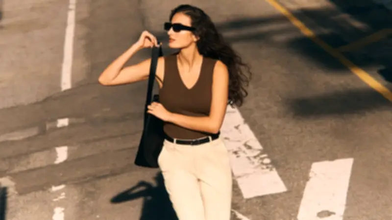 UNIQLO révolutionne le confort féminin avec ses tops à brassière intégrée