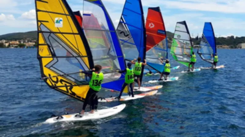 Vacances actives à Balaruc-les-Bains : sports et enquête nautique sur l'étang de Thau