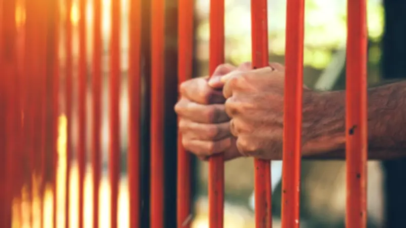 Vacances cauchemar : arrêté par erreur, un Roumain passe un mois en prison