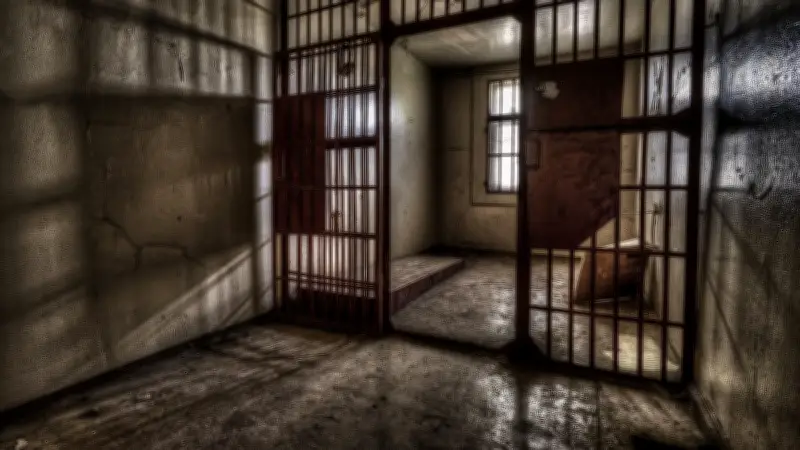 Évasion d'un meurtrier et violeur déguisé en gardien de prison