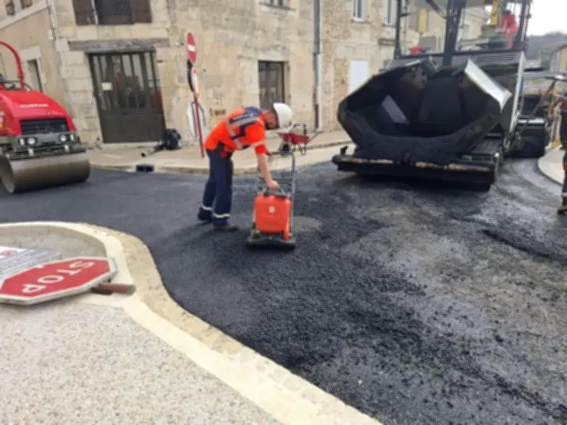 Vergt : la place de la Halle rénovée avec un nouveau revêtement bitumeux