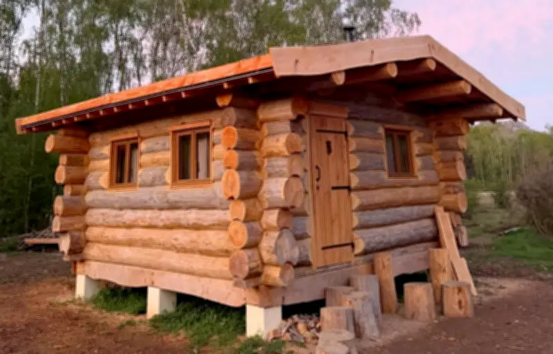Vianney achève sa cabane de bois après 9 mois de construction thérapeutique
