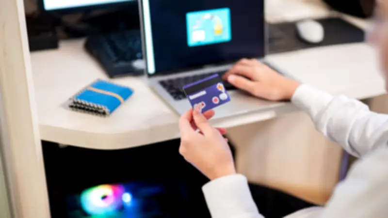 Victime d'arnaques sentimentales pendant 20 ans, un Aindinois perd près de 100 000 euros