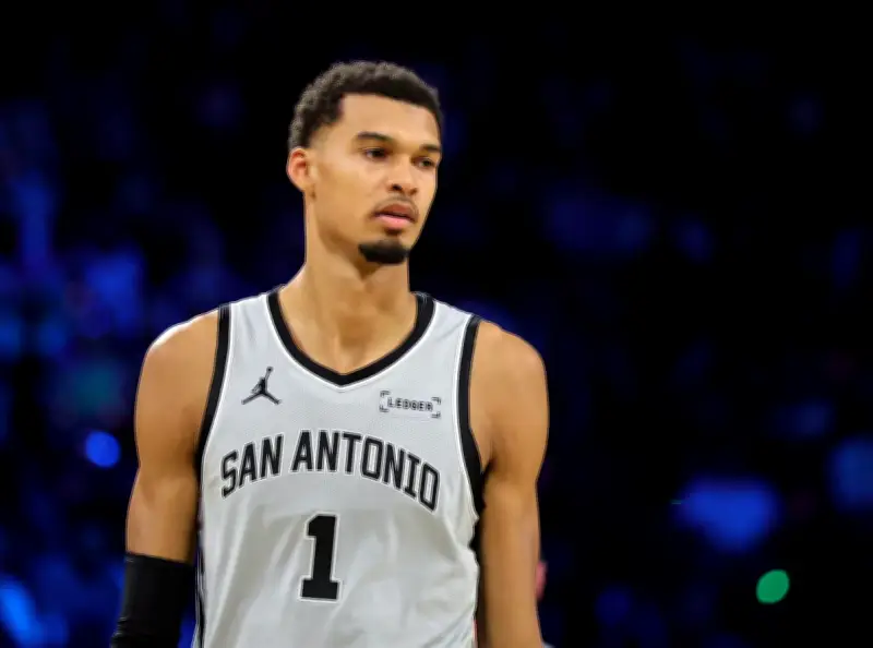 Victor Wembanyama sorti sur commotion, les Spurs et les Celtics surpris en play-offs NBA