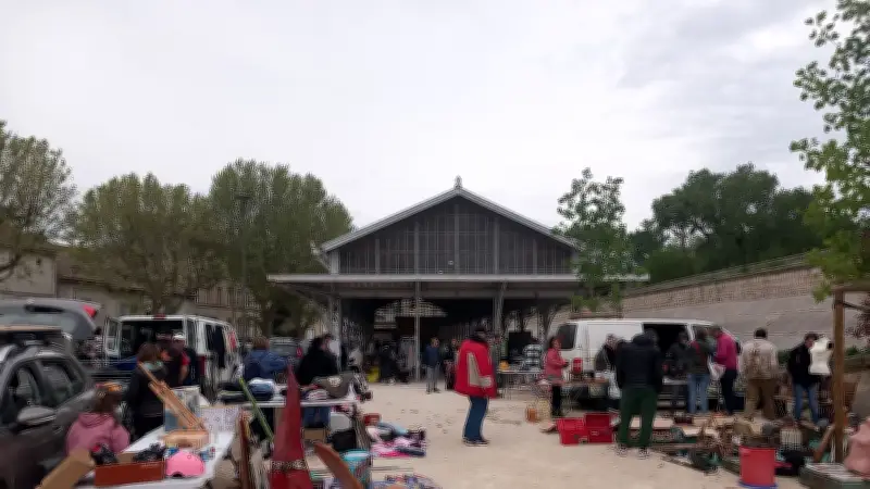 Vide-greniers réussi pour Culture et Loisirs à Roquemaure malgré la météo