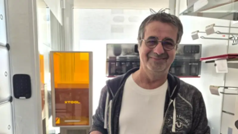 Vincent Dolique révolutionne la gravure avec son laser UV à La Grande-Motte