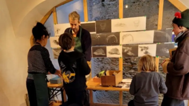Vincent Pouydesseau anime un atelier d'herbier poétique en Lozère